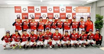 浦和学院・女子硬式野球部　森士部長が立ち上げ携わる　新ユニフォーム披露も　主将「一勝でも多く」
