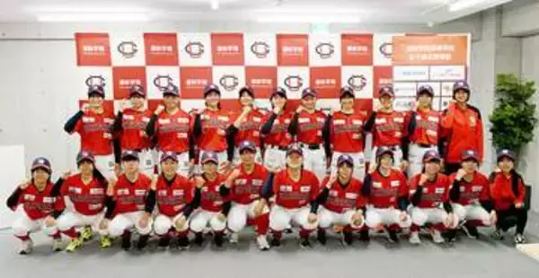 浦和学院・女子硬式野球部　森士部長が立ち上げ携わる　新ユニフォーム披露も　主将「一勝でも多く」