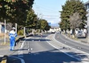 女性死亡…早朝、車にはねられる　衝突した車は救護措置などを取らずに逃走　警察はひき逃げ事件として捜査　現場は片側1車線のカーブ