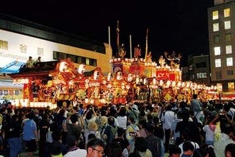 埼玉・「熊谷うちわ祭」　夜、山車と屋台全12台が集結　熊谷駅で初たたき合い　おはやし響き渡る
