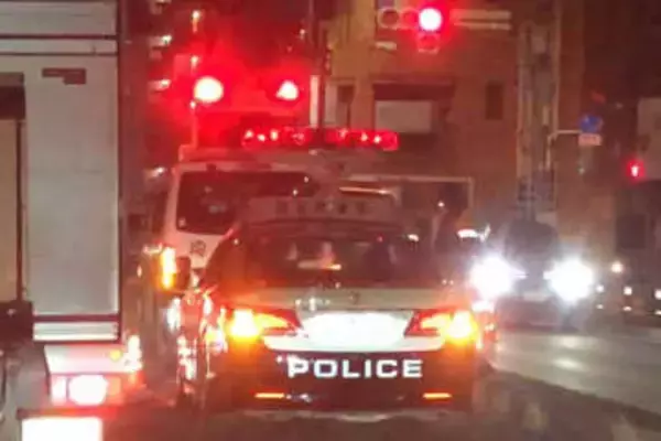 ぶつかったのに…トラックに車で衝突した男逮捕、トラック運転手らが声かけても車外に出ず　さらに男が車を発進、運転手ら負傷　その後2キロ先で男発見、大量アルコール検出…酒気帯びの疑い　ひき逃げでも捜査へ