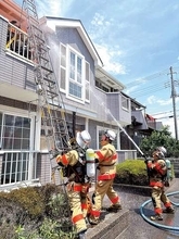 解体建物で消防訓練　現場さながら救助活動　2階建てアパート2棟を活用　消防車両4台・消防隊員ら22人参加