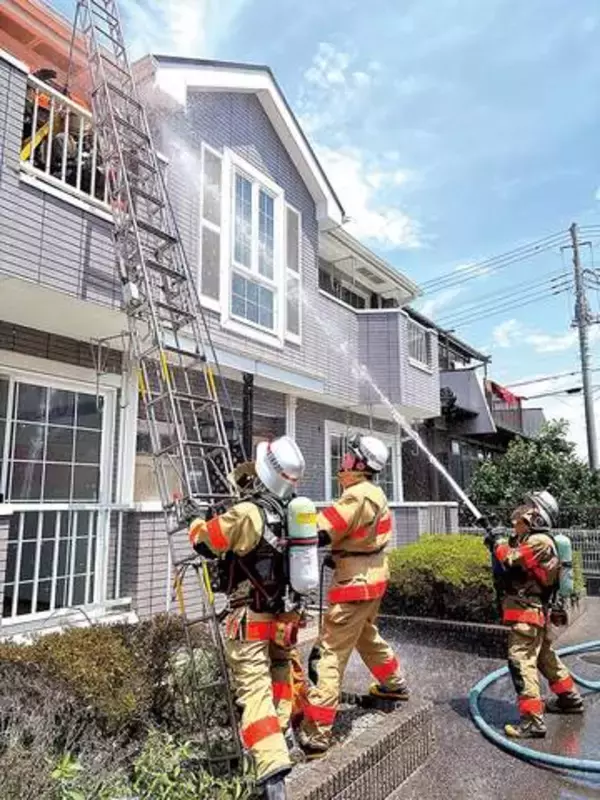 解体建物で消防訓練　現場さながら救助活動　2階建てアパート2棟を活用　消防車両4台・消防隊員ら22人参加
