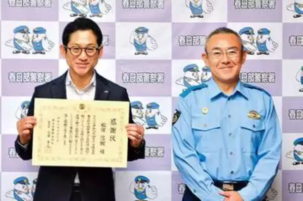 間一髪…遮断機下りた踏切内、車いすの女性が動けず　「何かあった」ざわつく小学生　騒ぎに気付いた男性、とっさに踏切内へ　女性を抱え救出　直後に急行列車が車いすを吹き飛ばし粉々に