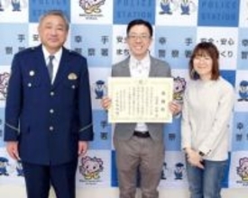 列車が通過する数秒前に…踏切内で立ち往生の高齢男性、夫が引っ張って避難　同じ踏切で妻が翌日　遮断機に自転車の前かごを挟まれた高齢女性、踏切外へ押し出す　夫婦が2日連続　遮断機下りた中での救助に称賛