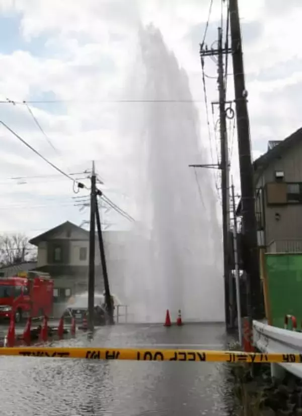 ミス…水が住宅街で噴き出す　高さ10メートルの“水柱”出現、車が水をかぶり道路冠水　水道管で作業を誤り、大きな音が響いて人々騒然…水が3階建て住宅を越える