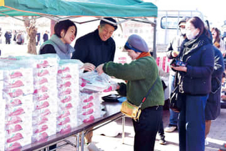 長蛇の列！埼玉で“あまりん”作付面積1位の街、人気の「プレミアムストロベリーマーケット」開催　大勢の客にぎわい、好評を集める　金賞を受賞、全国から熱視線