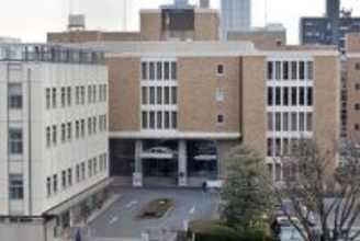 警察署で泥棒か…巡査だった25歳が認める　法廷で「間違いありません」　検察側「容疑者から証拠品に高価なカードがあると聞いて窃取。また、検視で訪れた住宅では合鍵の場所を知って金品を盗んだ」