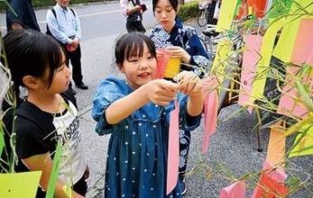 小学生たちの願い込め　七夕飾り「世代間交流やルーツ探訪に」 短冊で越谷・千間台の商店街を彩る