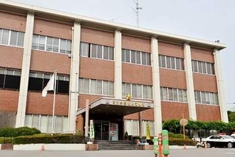 訪問介護の利用者のカードで現金を引き出す　容疑の元介護士の男を追送検　「投資や借財の返済に充てた」と話す46歳　男は自首、警察署は窃盗容疑で2度逮捕していた