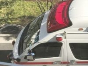 男性死亡…道路脇で倒れた状態　近くに横倒しのショベルカーあり　通りがかりの女性が通報　男性は病院で死亡確認、発見時ショベルカーの下敷きになっておらず