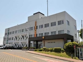 会社役員の男性死亡…乗用車が標識に衝突　午後11時過ぎ、見通しの良い直線道路で　何らかの原因で左側に立つ標識の柱に衝突