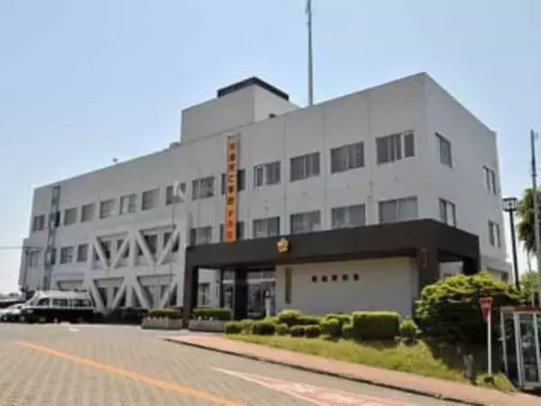 会社役員の男性死亡…乗用車が標識に衝突　午後11時過ぎ、見通しの良い直線道路で　何らかの原因で左側に立つ標識の柱に衝突