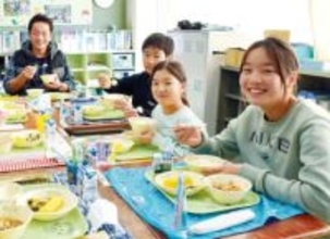 埼玉県内で初…地元で生産の有機栽培米、幸手市内の全小中学校で給食に　交流会で生産者と一緒に食べる　つやつやのご飯に児童ら大喜び　「もちもちして甘い」「たくさん食べたい」とおかわりも