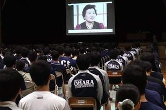 ひめゆり学徒隊を学ぶ　元学徒の長男、亡き母の体験を語る　生徒「戦争の悲惨さ、悲しさ、重さを受け止めたい」　浦和西高と大原中が平和学習