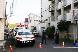 まさか…息子死亡か　流血の女性も死亡　住宅で2人を発見、近隣住民「真面目で優しい息子さん」　部屋にいた母はけがなし　女性はケアマネ、息子が襲ってから自分を刺したか　以前「静かにして」と張り紙も
