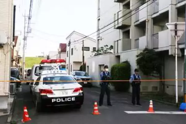 息子死亡か　流血の女性も死亡　住宅で2人を発見、近隣住民「真面目で優しい息子さん」　部屋にいた母はけがなし　女性はケアマネ、息子が襲ってから自分を刺したか