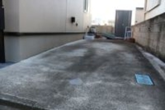 女性連れ去り、遺体を遺棄…容疑で逮捕の男を送検　何らかのトラブルか、女性は「顔見知り」　女性の帰宅を待ち伏せ、車から降車直後に襲ったか…容疑認め、殺害もほのめかす53歳