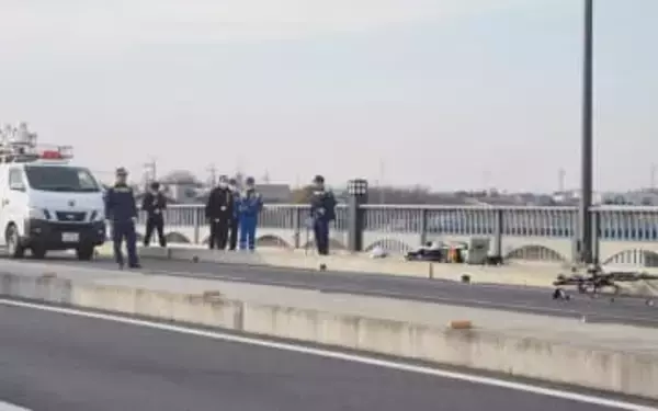 男子高校生が死亡…骨盤を骨折、出血性ショックか　午前10時半、橋の上で縁石にもたれかかった状態…見通し良い直線道路、ひき逃げか　通行人「動かない」　自転車で通学中だった16歳