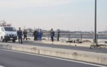 男子高校生が死亡…骨盤を骨折、出血性ショックか　午前10時半、橋の上で縁石にもたれかかった状態…見通し良い直線道路、ひき逃げか　通行人「動かない」　自転車で通学中だった16歳