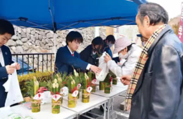 高校生がミニ門松　正月に向けて製作、有料道路の休憩所で配布　4月に統合される皆野高校、今回が最後に