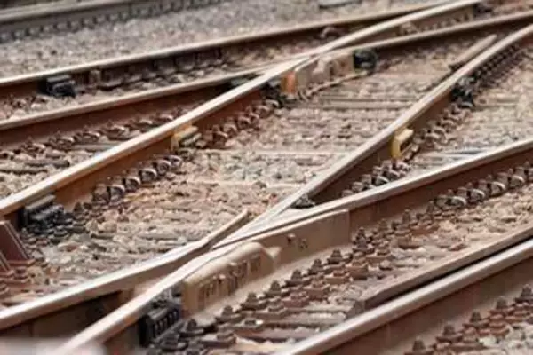 東武線で人身事故　男性死亡…電車にはねられる　朝の線路で　運転士が急ブレーキ、最大1時間15分の遅れ　男性は周辺に住んでいた無職、身元判明した