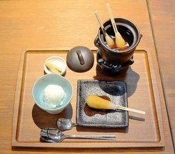 ＜ご褒美スイーツ＞秘伝たれ　炙り味噌みたらし団子　地元素材を煮詰めた秘伝のたれ　「蔵カフェ山七」