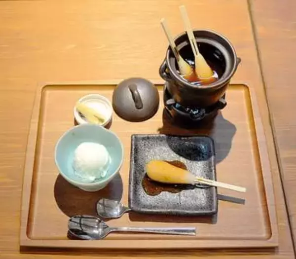 ＜ご褒美スイーツ＞秘伝たれ　炙り味噌みたらし団子　地元素材を煮詰めた秘伝のたれ　「蔵カフェ山七」