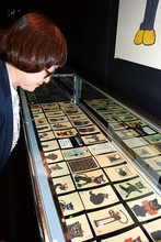 THE ALFEE・坂崎幸之助さんが収集…埼玉・熊谷の八木橋で骨董品のコレクション展　日本国内で作られた黒猫の形やイラストが描かれた品々千点を展示　13日まで　坂崎さん「独特の世界観をお楽しみください」
