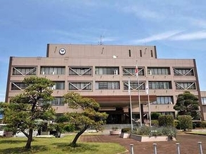セクハラ…私用LINEで「現在パートナーがいますか」　生涯学習部長を停職1カ月　休日や勤務時間外にも送信　数年前には服装を褒めるメッセージ　口頭注意で一度やめるも再び…職員が相談し発覚