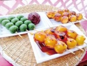 外はカリっと、中はもちもち…出来立ての団子を楽しんで　埼玉・越谷「虹だんご」　徳川家康ゆかりの寺の境内にある名店　四季折々の花が…お寺の景色を楽しみながら、焼きたてのだんごを