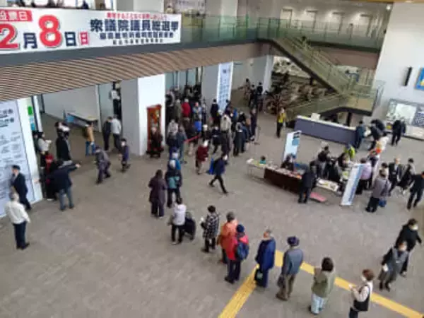 全体の投票率も上がるかも…期日前投票所に長蛇の列　週末に雪の予報、来場者が急増　越谷市役所の周囲では一時渋滞も　急な解散による選挙…レイクタウンに期日前投票所を設けられなかったことも一因か