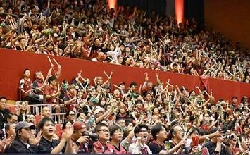 バスケBワン越谷、ホーム開幕　ファン、4連勝に歓喜　「ネギばんばん」で声援送る　試合後も集い「みんなが一つにまとまる良いコミュニティー」