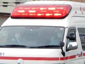 男性死亡…運転する車、なぜか前の車に衝突　さらに反対車線側の信号機にぶつかる　病院で死亡確認　朝の直線道路で何が