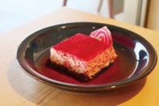 女性たちに人気、ピンクティラミス　栄養豊富なビーツで色鮮やか、写真映えも間違いなし　さいたま・岩槻区のヨロ研カフェ　「ティラミス」の言葉からの思い込め「食べて幸せになって」