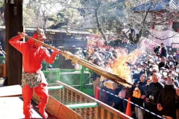 火の粉を散らし駆け巡る　埼玉・加須の総願寺で節分会　3匹の鬼がたいまつを持って登場