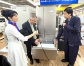 Wi-Fiルーターから家電へのサイバー攻撃防止へ　安全対策が講じられた製品へ認証制度　東京都内で啓発イベント　“家電芸人”の徳井さんらが認証済みの家電を見学