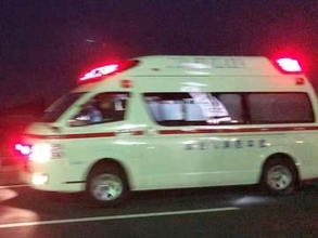 信号機ある交差点で死亡事故…15日午前0時40分、県道で大型バイクとタクシーが衝突　21歳会社員の男性が搬送先で死亡確認　通行人が110番、原因を調べる