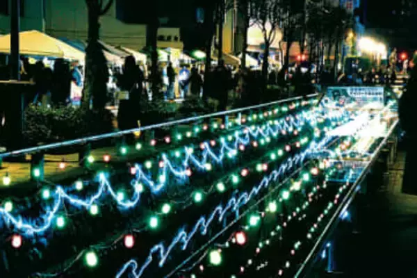 色とりどり、より盛大に…4万球の光、星川の水面照らす　埼玉・熊谷で星川イルミネーション　昨年から大幅に増えた電飾、区間も800メートルに延長　来年3月15日まで