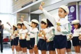 そろいの衣装で「メリークリスマス」　埼玉・狭山　園児が市役所で讃美歌を人々に届ける「キャロリング」