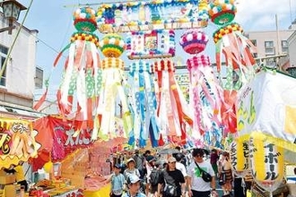 関東三大、埼玉・狭山にも…夏の風物詩「入間川七夕まつり」開催　風になびく手作りの飾り、来場者を魅了　色とりどりの短冊には子どもたちが願い「テストで100点」「世界中が平和に」