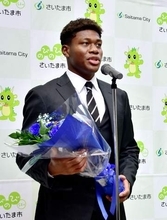 サッカ日本代表・鈴木彩艶、さいたま市役所を表敬…市のスポーツ特別功労賞に　W杯で全4試合にフル出場　浦和区で育ったGK、市民らの応援に感謝　4年後のW杯の舞台へ意欲「引き続き温かいサポートを」
