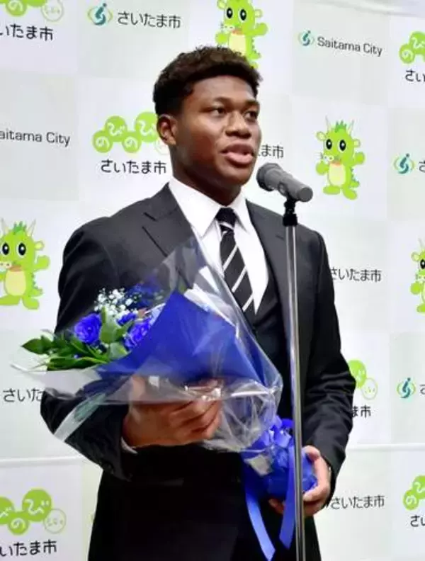サッカー日本代表・鈴木彩艶、さいたま市役所を表敬…市のスポーツ特別功労賞に　W杯で全4試合にフル出場　浦和区で育ったGK、市民らの応援に感謝　4年後のW杯の舞台へ意欲「引き続き温かいサポートを」