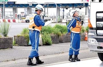 “重量超過は悪だ”という意識を…大事故の原因にも　東北道・浦和料金所で違反車の取り締まり、ネクスコ東日本が公開　タイヤの沈み具合などから疑われる車両を測定…基準の1.9倍の超過も