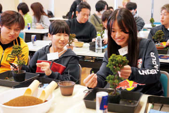 サッカー選手と盆栽の文化を知る　女子サッカーWEリーグ・RB大宮アルディージャの選手と児童ら盆栽体験　大宮盆栽美術館で好みの鉢を選び剪定などの作業