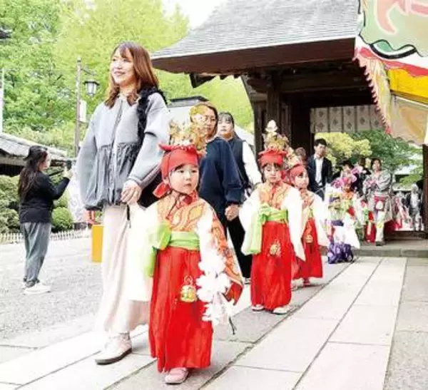 埼玉の国宝で…子どもらの健やかな成長を願う　熊谷の聖天山で「稚児行列」　元気いっぱいに練り歩き