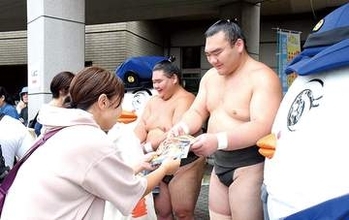 力士が防犯・交通安全を呼びかけ…夏巡業、キャンペーンで　「特に応援している力士、改めて気をつけよう」