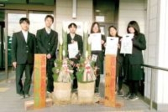 町役場と駅構内に門松展示　埼玉・杉戸　高校生有志が2対の門松を制作