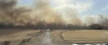 荒川の河川敷で出火　枯れ草が燃える　埼玉・熊谷　現場は荒川大橋の上流約1キロの場所　約8時間後に鎮火