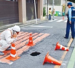 道路陥没…さいたま市浦和区で交通規制　小学校の通学路に楕円形の穴、空洞を確認　近くに保育園も　付近住民「大きいトラックが毎日たくさん通って心配」